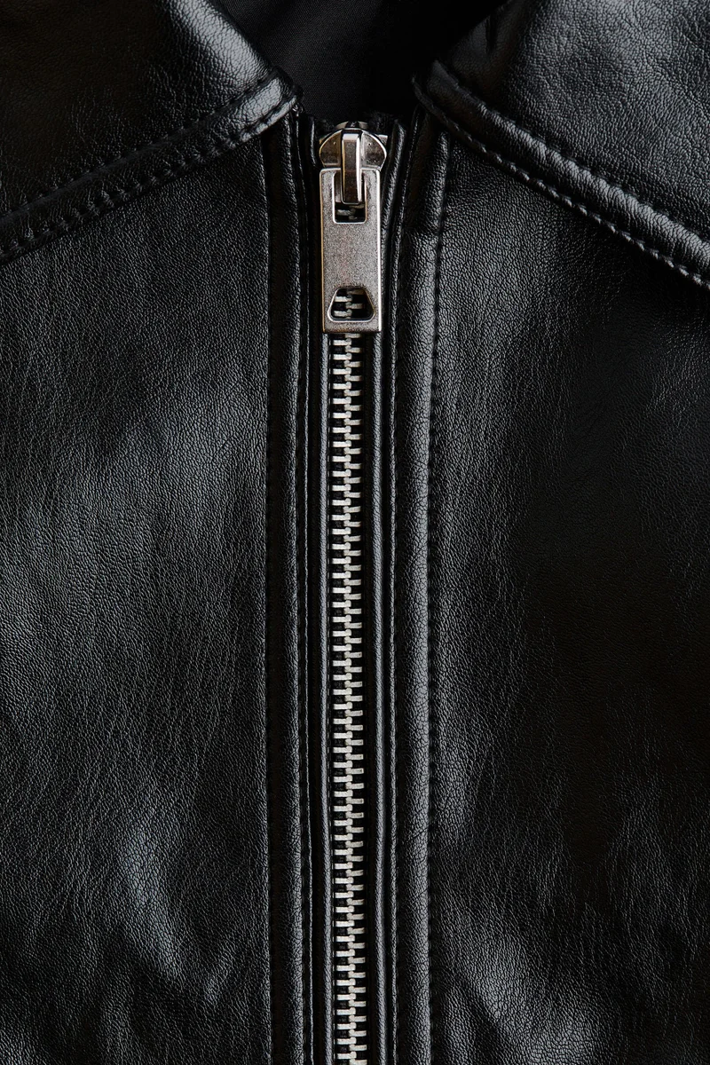 اتش اند ام جاكيت من قماش مطلي بحزام ربط